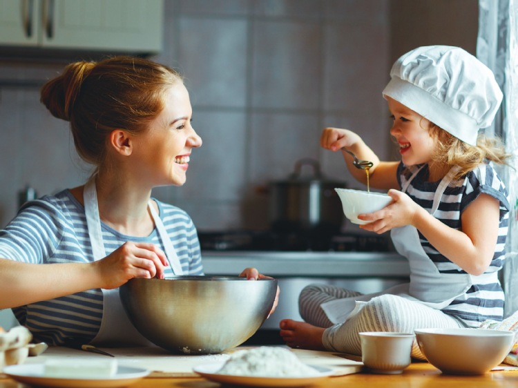 Młodzi kucharze na start. Poznaj idealny przepis na początek wspólnej kulinarnej przygody z dzieckiem